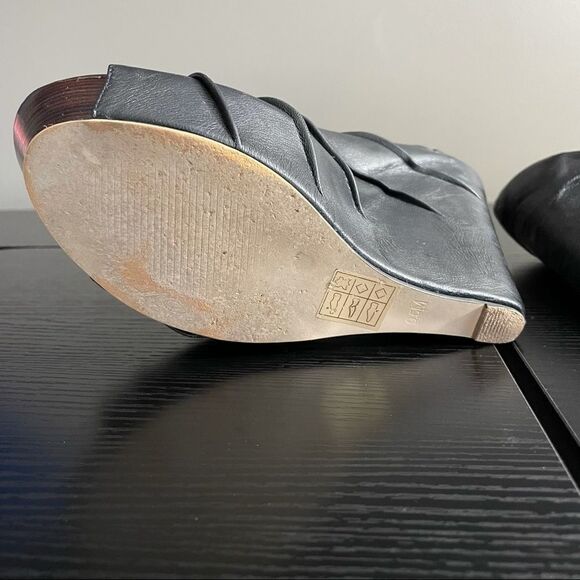 Messeca New York Cecilia Black Leather Platform Wedges. 9.5 - Picture 15 of 16